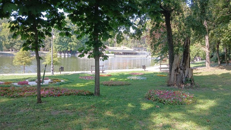 Nicolae Romanescu Park in Craiova, Romania — lake and gardens